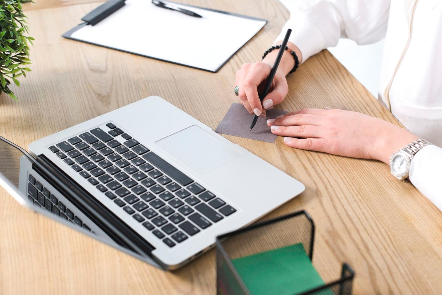 Equipo de fenvialthos trabajando en análisis de gastos